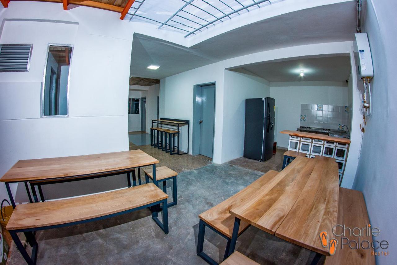 ميديلين Charlie Palace Hostel المظهر الخارجي الصورة